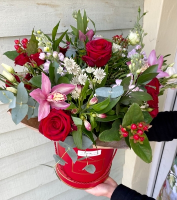 Christmas hat box flowers in water.